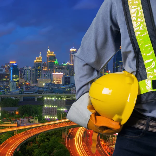 Ingeniero sosteniendo un casco amarillo —  Fotos de Stock