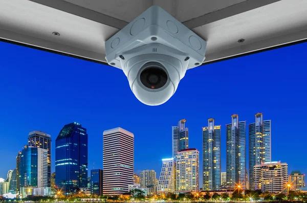 Bewakingscamera's op een hoog gebouw van balkon. — Stockfoto