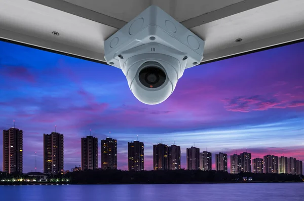 Cámaras de seguridad en un balcón edificio alto . — Foto de Stock