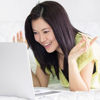 Dizüstü bilgisayar kullanan kadın