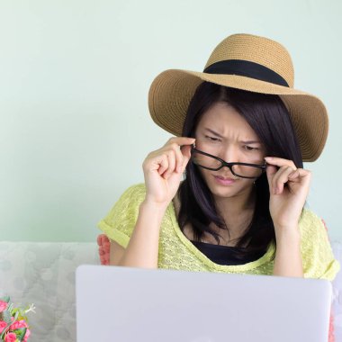 bir dizüstü bilgisayar kullanarak güzel bir kadın