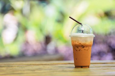 Buzlu süt çay bardağı taşıran damla ile