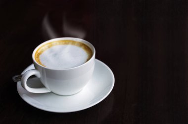 Bir fincan kahvenin üst görüntüsü.