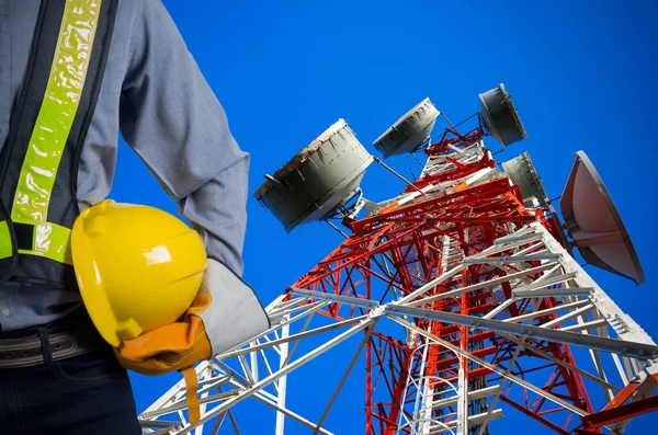 Ingeniero sosteniendo un casco amarillo — Foto de Stock