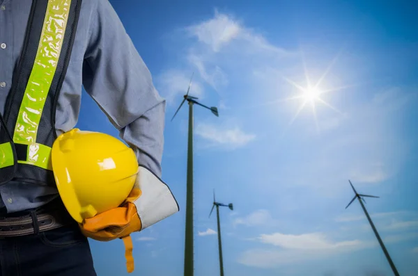 Engenheiro segurando um capacete amarelo — Fotografia de Stock