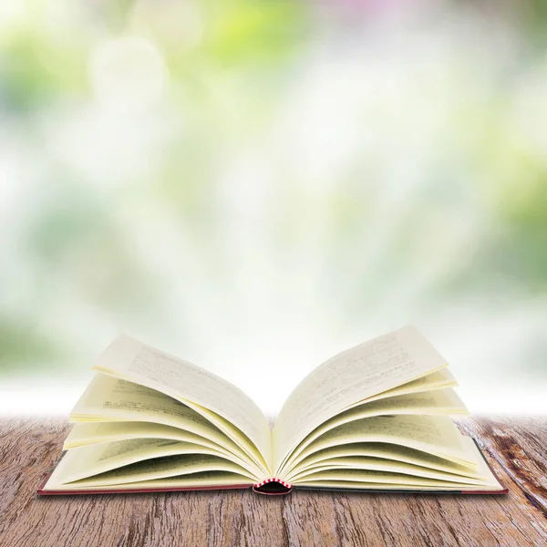 Otwórz książkę na stole drewniane — Zdjęcie stockowe