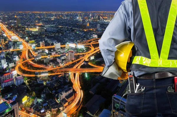 Ingeniero sosteniendo un casco amarillo —  Fotos de Stock