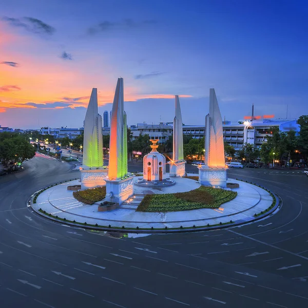 Monumento da democracia com céu bonito — Fotografia de Stock