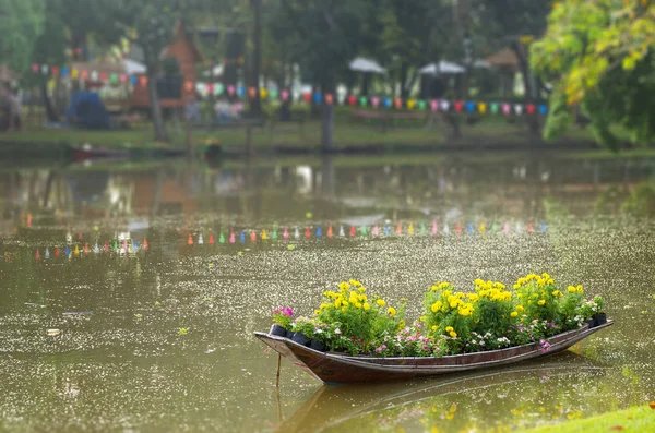 Цветы на деревянной лодке — стоковое фото