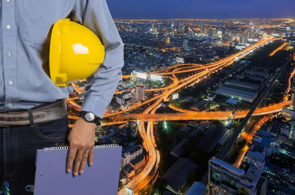 Ingenjör som innehar en gul hjälm — Stockfoto