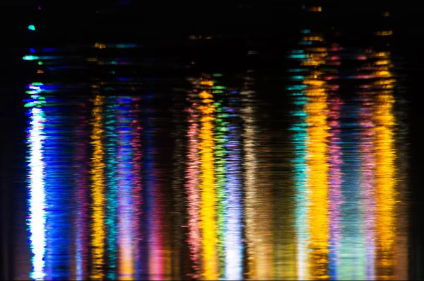 Abstrakte Lichter, die auf dem Wasser reflektieren — Stockfoto