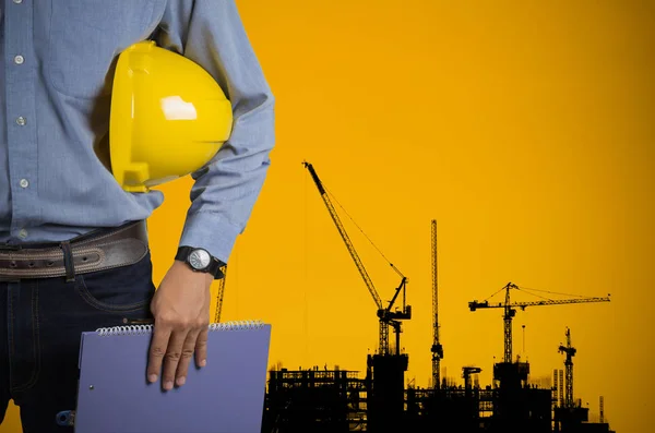 Inżynier, trzymając kask żółty — Zdjęcie stockowe