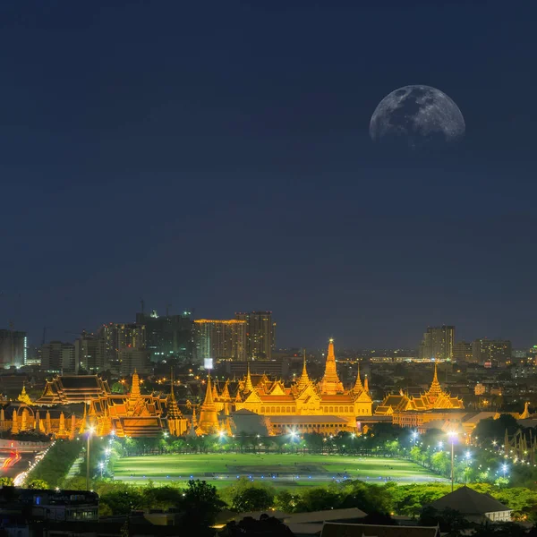Grand palace на ніч у Бангкоку — стокове фото