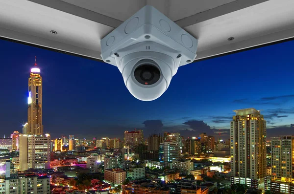 Bewakingscamera's op een hoog gebouw van balkon. — Stockfoto