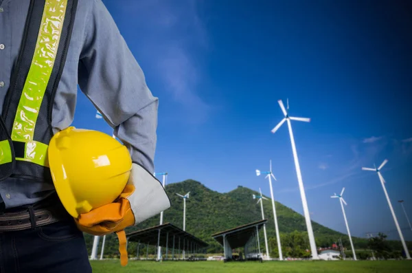 Ingenieur houden van een gele helm — Stockfoto