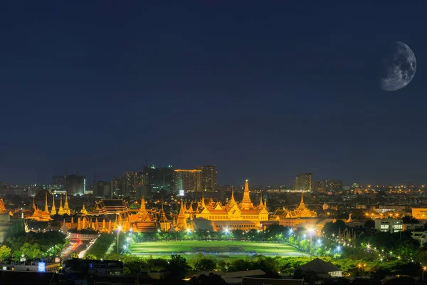 在晚上在曼谷的大皇宫 — 图库照片
