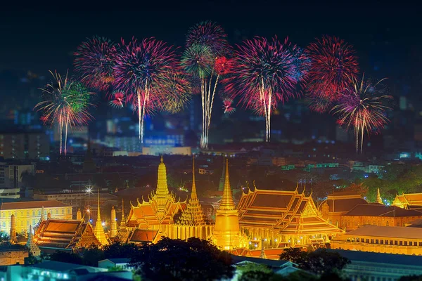 O Buda Esmeralda com fogo de artifício . — Fotografia de Stock