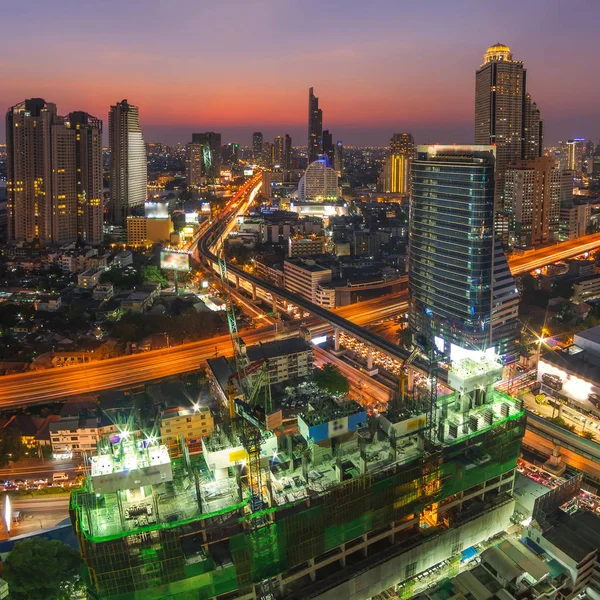 Edifício moderno no distrito de negócios — Fotografia de Stock