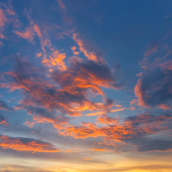 Dramatisk himmel med röda moln — Stockfoto