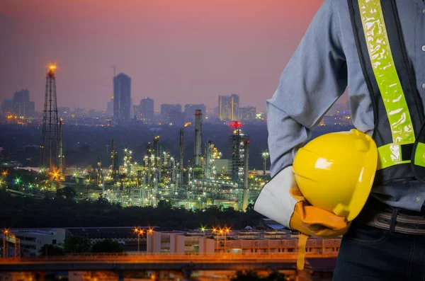 Ingenieur houden van een gele helm — Stockfoto