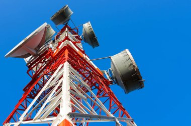 Beyaz ve kırmızı boyalı telekomünikasyon Kulesi