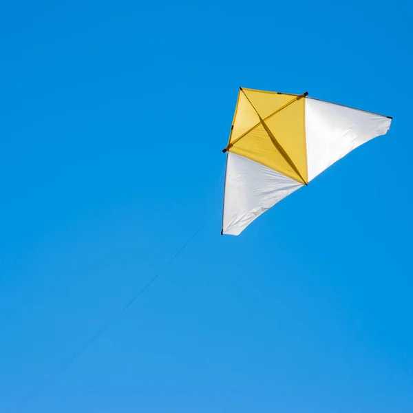 Kite céu triangular e azul . — Fotografia de Stock