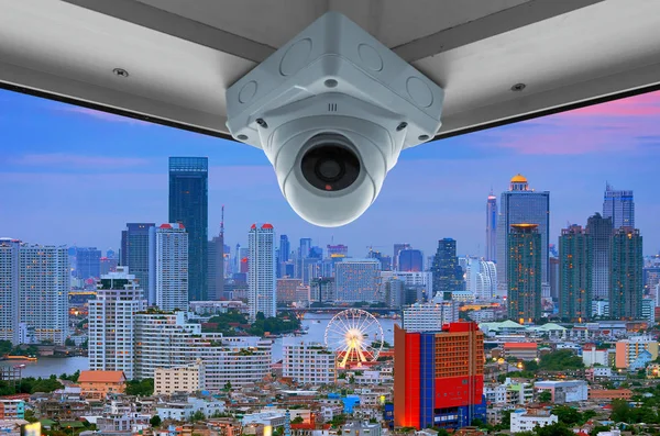 Biztonsági kamerák, egy magas épület, erkély. — Stock Fotó