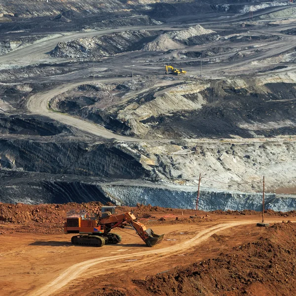 Heavy machinery Digging for coal Mae — Stock Photo, Image