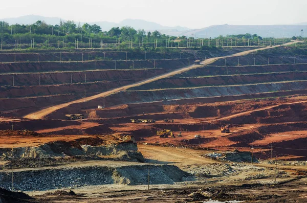 Grandes máquinas están trabajando Mae Moh — Foto de Stock