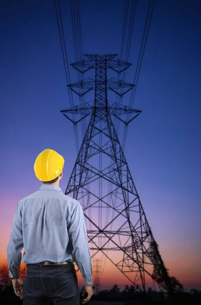 Ingeniero sosteniendo un casco amarillo —  Fotos de Stock