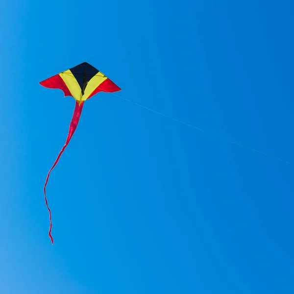 Kite céu triangular e azul . — Fotografia de Stock