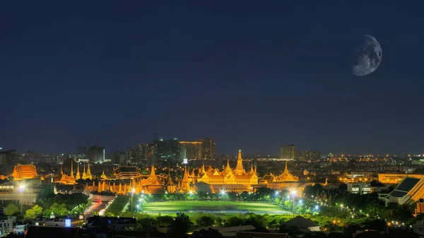 Grande palazzo di notte a Bangkok — Foto Stock