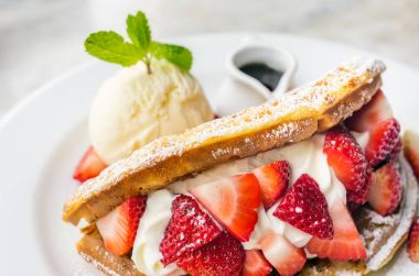 Waffle çilek dondurma ile.
