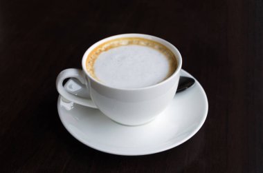 Bir fincan kahvenin üst görüntüsü.