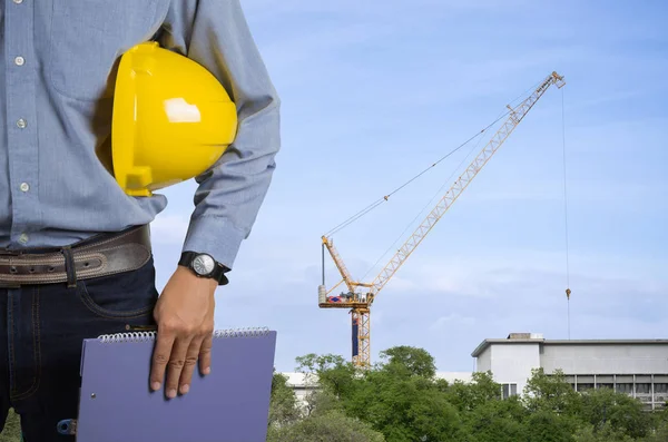 Ingenieur houden van een gele helm — Stockfoto