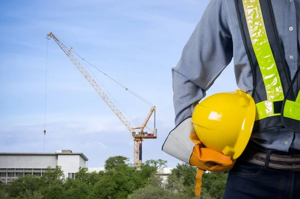 Ingenieur houden van een gele helm — Stockfoto