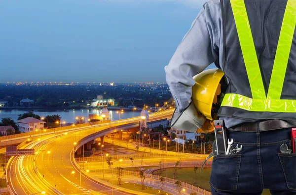 Ingenieros sosteniendo un casco amarillo — Foto de Stock