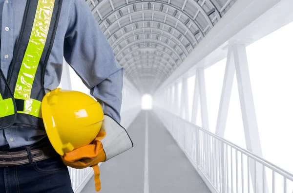 Ingeniero sosteniendo casco amarillo — Foto de Stock