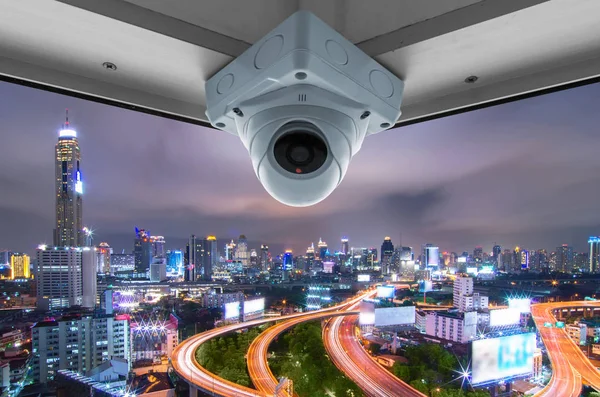 Övervakningskameror på en balkong hög byggnad. — Stockfoto