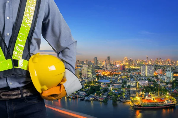 Inženýr drží žlutá helma — Stock fotografie