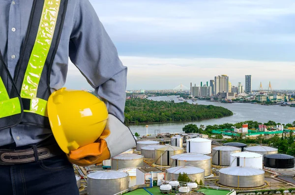 Ingeniero sosteniendo un casco amarillo — Foto de Stock