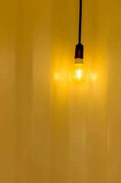 Lampe lumières et un mur jaune — Photo