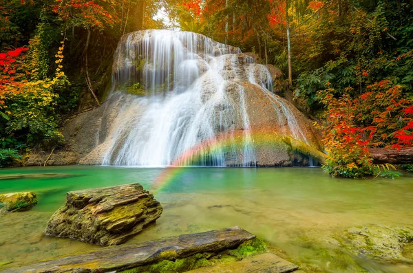Глибоко лісових Mae Kae водоспади — стокове фото
