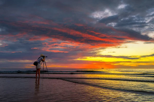 Photographer shooting sunrise at Cha-am Beach — Stock Photo, Image