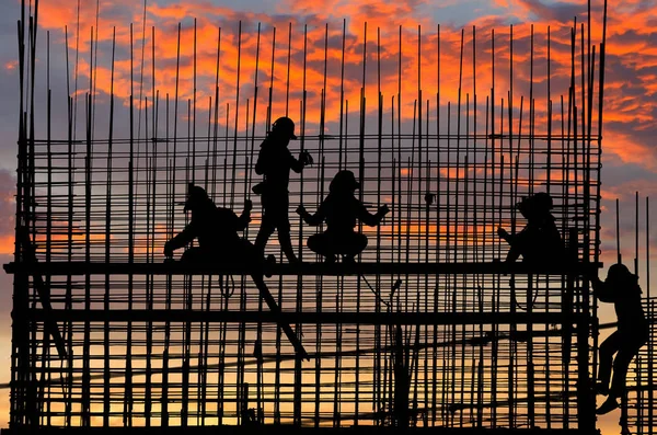 Silhouetten van arbeiders gebouwen — Stockfoto