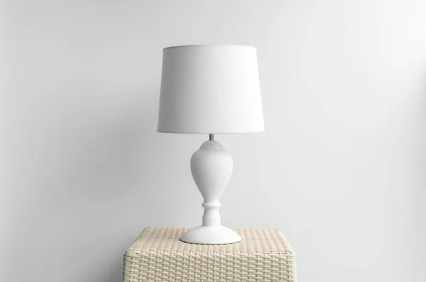 Lamp op een nachtkastje — Stockfoto