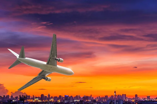 Avión en el cielo al atardecer — Foto de Stock