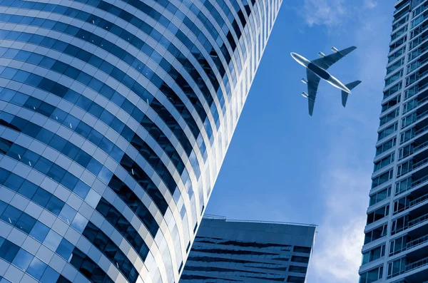 사무실 건물 위에 도착 하는 비행기 — 스톡 사진