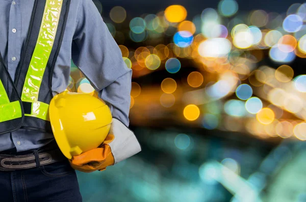 Ingenieros sosteniendo un casco amarillo —  Fotos de Stock
