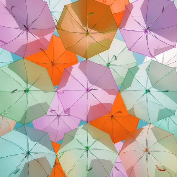 Paraguas de color decoración urbana . — Foto de Stock